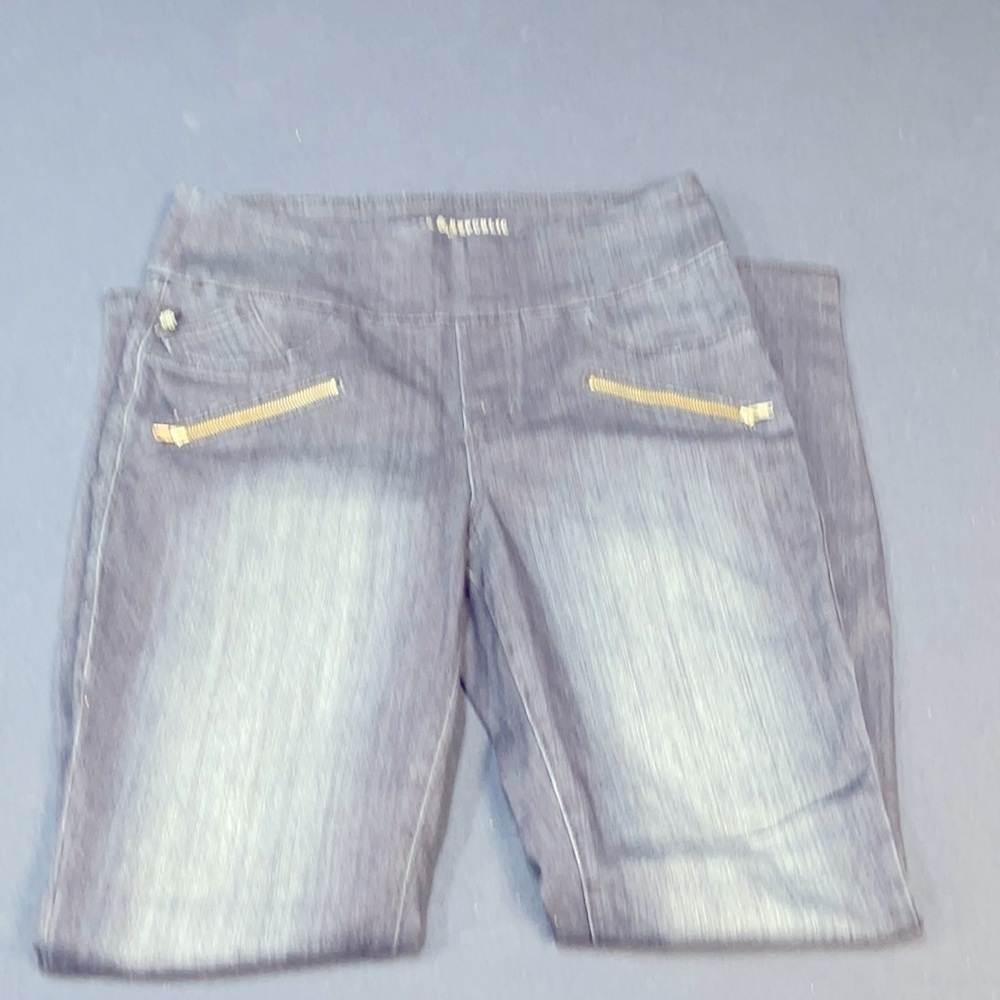 Women’s dark blue Stretch jeans made by rock and Republic denim are straight leg